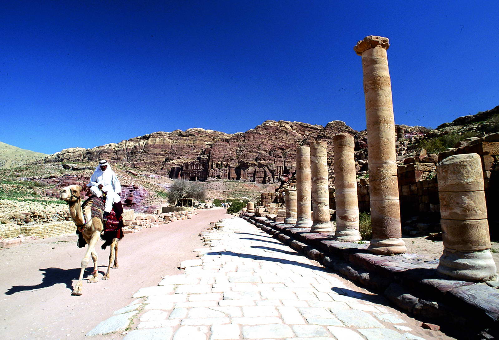 jordan tours petra colonnaded street 211 20170420 1062553404